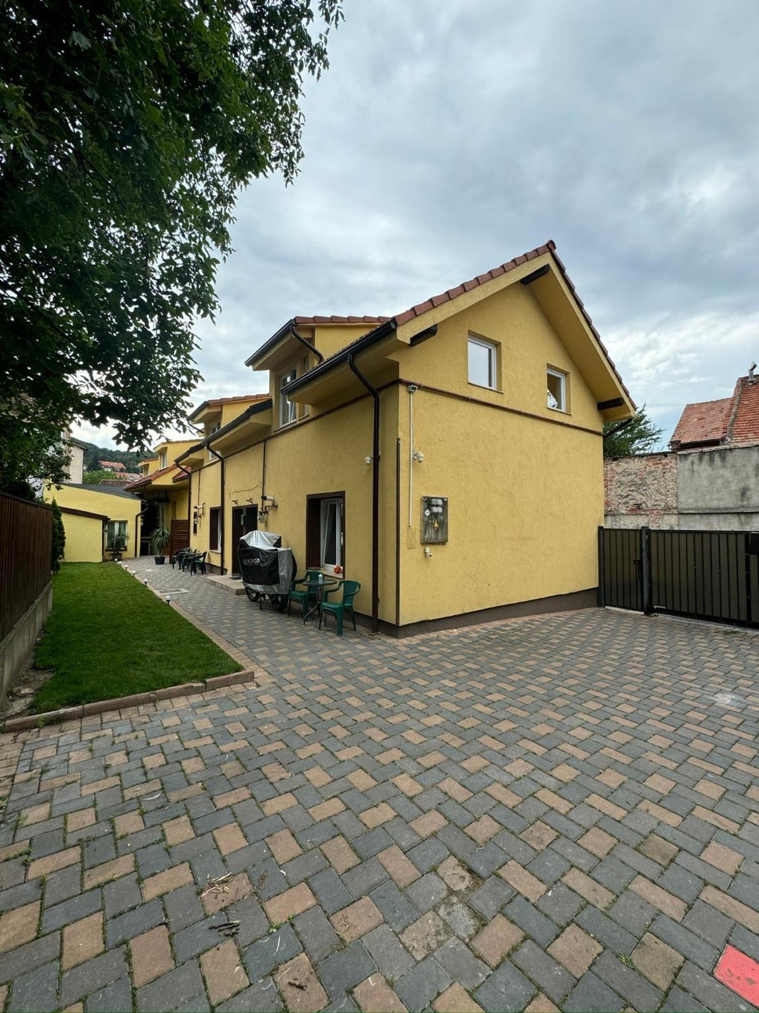 Apartamente De Inchiriat Lucky House Braşov Esterno foto