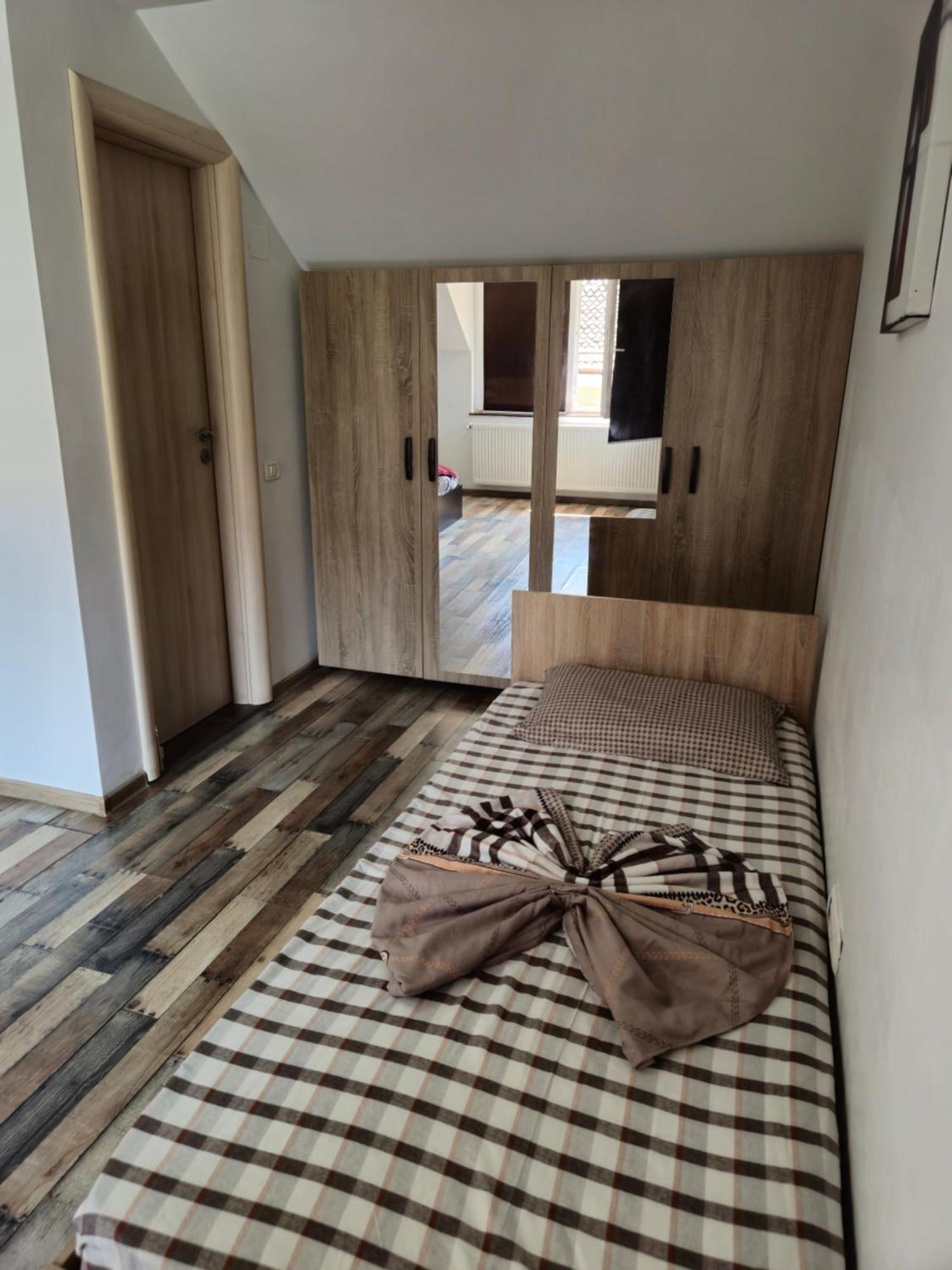 Apartamente De Inchiriat Lucky House Braşov Esterno foto