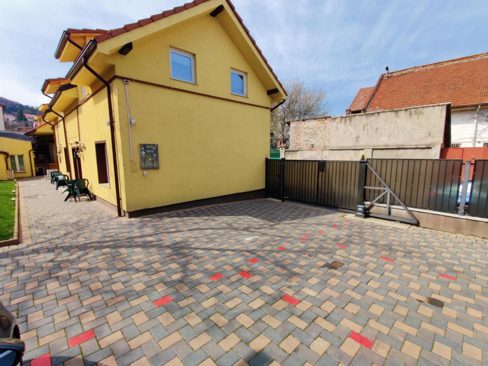 Apartamente De Inchiriat Lucky House Braşov Esterno foto